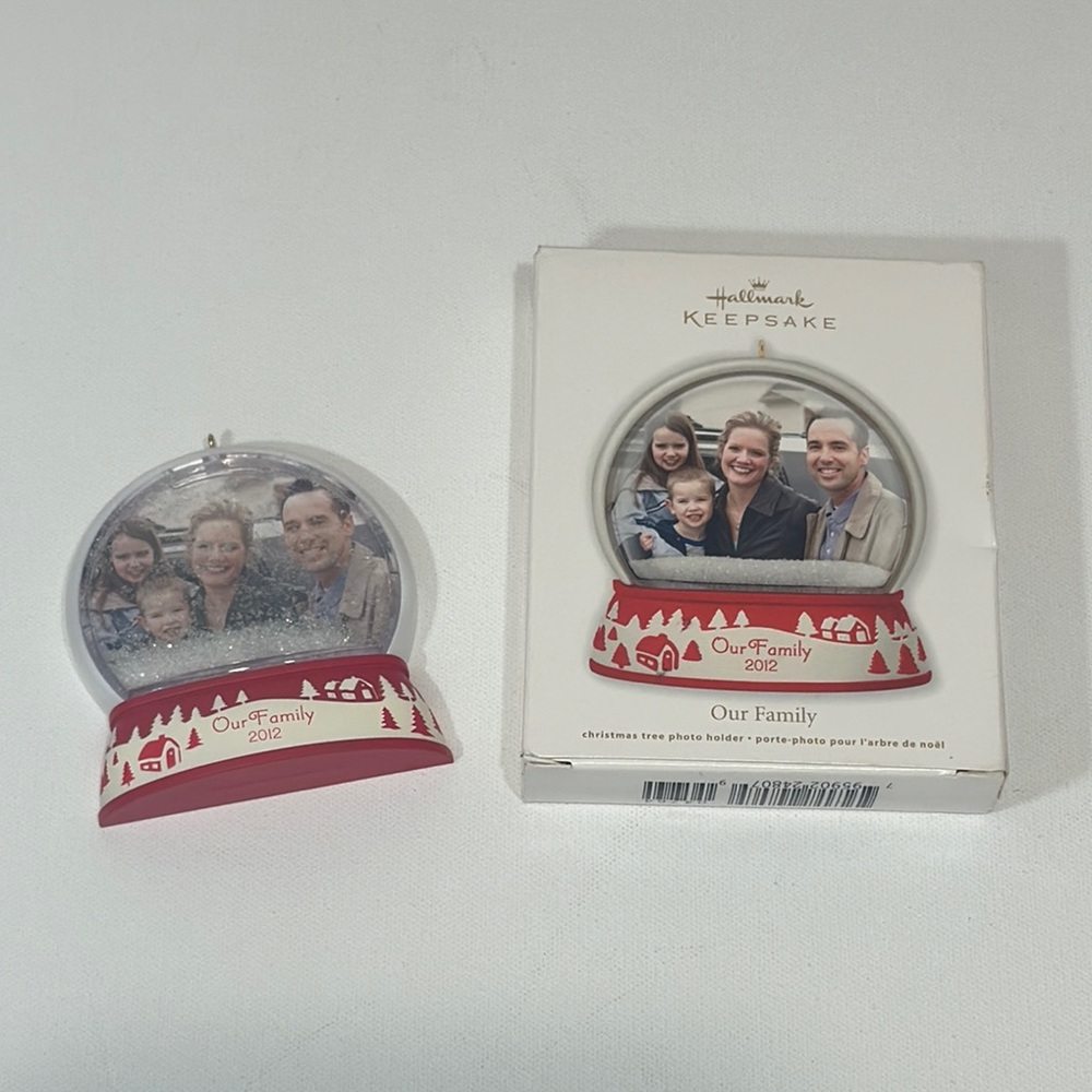 HALLMARK OUR FAMILY 2012 HOLIDAY ORNAMENT